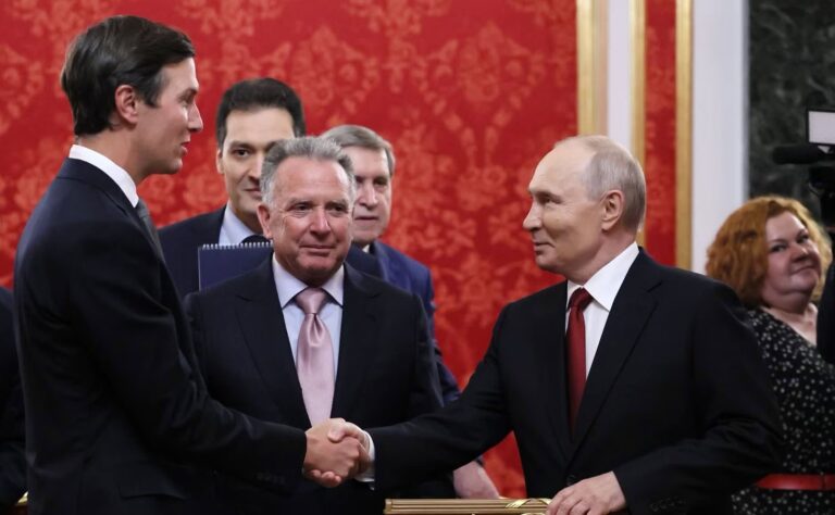 BA CHIẾC ĐỒNG HỒ TRÊN BÀN ĐÀM PHÁN UKRAINE