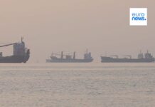 IRAN – MỸ: CỬA HÒA ĐÀM MỞ LẠI, GIÁ DẦU HẠ NHIỆT, NHƯNG NGUY CƠ CHIẾN TRANH CHƯA QUA